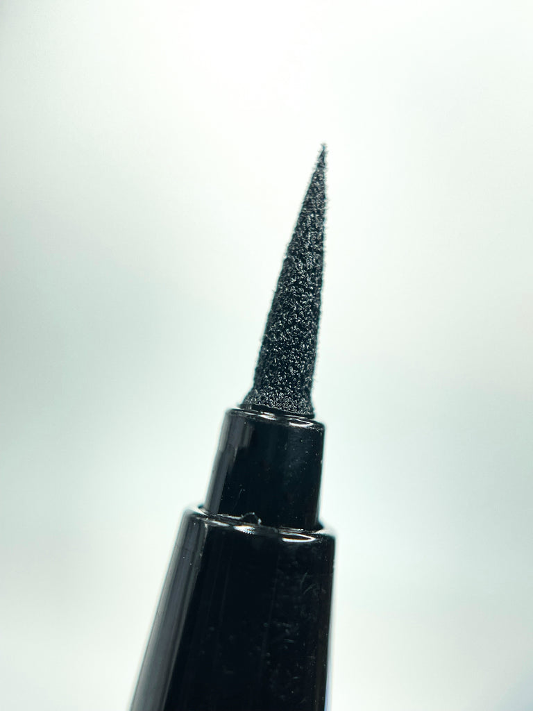 What's not to love about the Onix Eyeliner Pen? It's super pigmented for a true black color payoff. Onix is waterproof, easy to apply with its ultra fine felt tip and sets seconds after application. This eyeliner is amazing and will easily become a favorite in your makeup collection!  A clean, vegan, cruelty free eyeliner in cool recycled packaging.