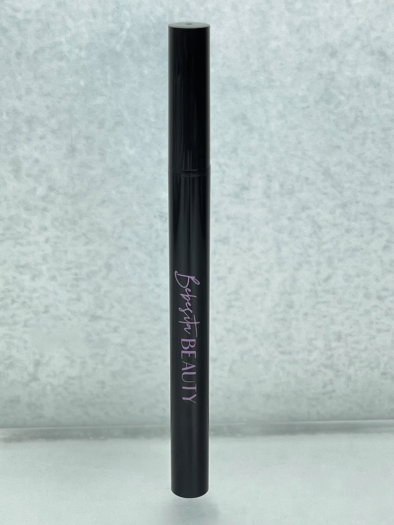 What's not to love about the Onix Eyeliner Pen? It's super pigmented for a true black color payoff. Onix is waterproof, easy to apply with its ultra fine felt tip and sets seconds after application. This eyeliner is amazing and will easily become a favorite in your makeup collection!  A clean, vegan, cruelty free eyeliner in cool recycled packaging.
